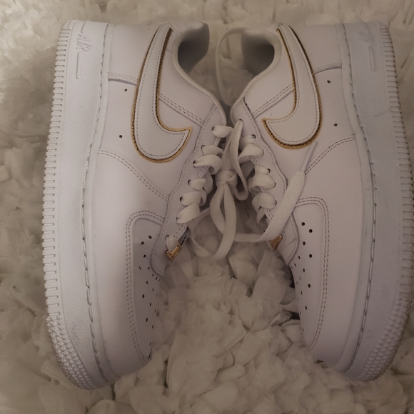 nike air force 1 07 ess metallic gold